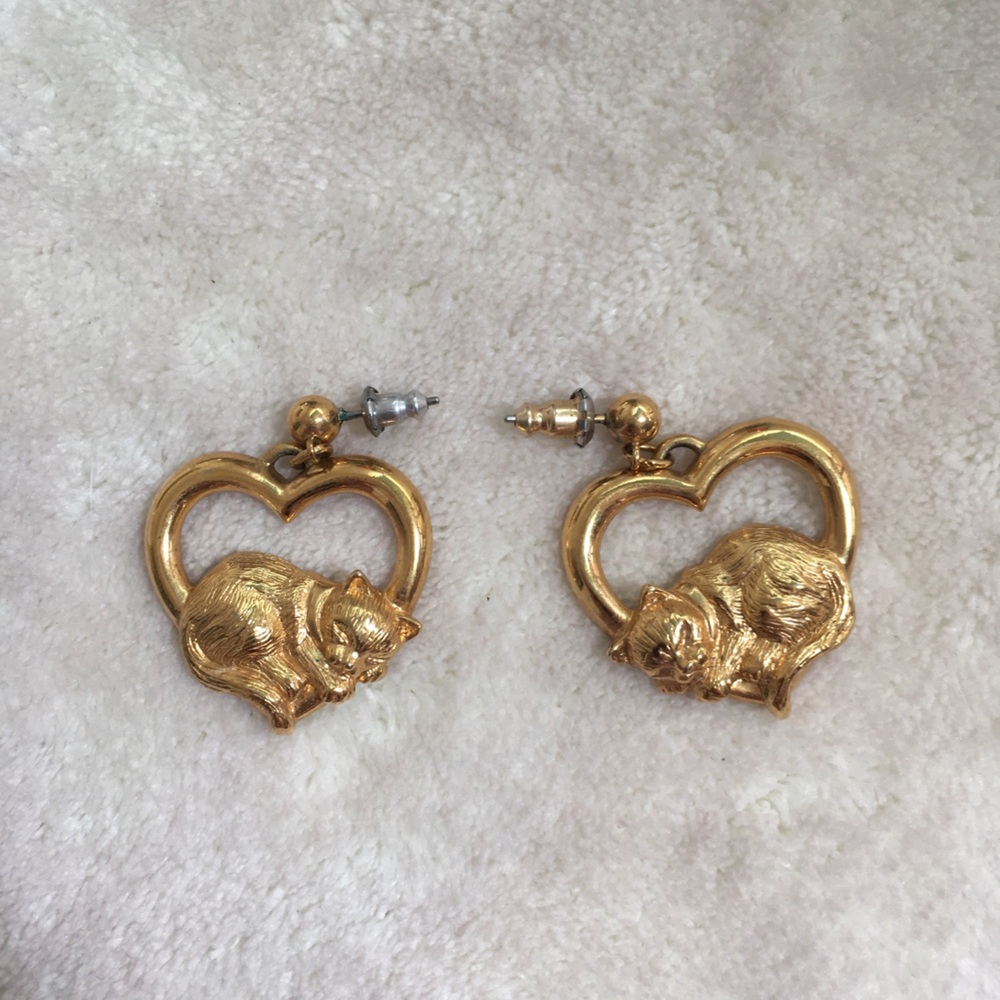 Avon Earrings Gold Tone Cat Heart Earrings - Women’s Jewelry - Picture 2 of 4